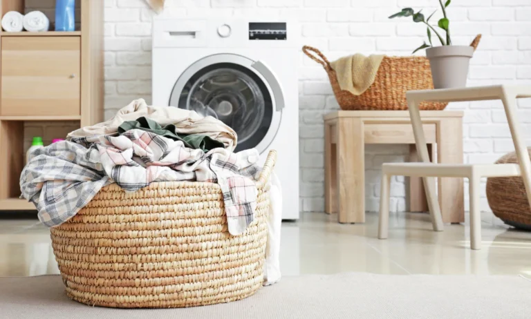 asciugatrice con vestiti freschi e soffici