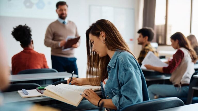 Quali sono i corsi di laurea in Scienze della Formazione a Bari 57 aula universitaria con studenti e libri