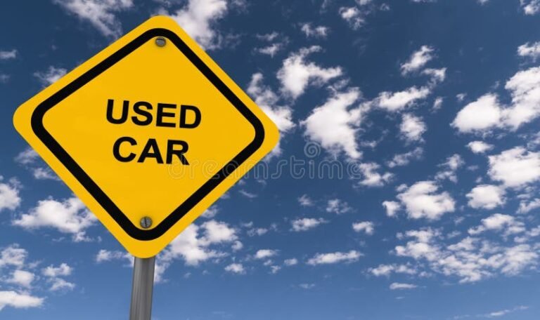 auto con targa su sfondo stradale