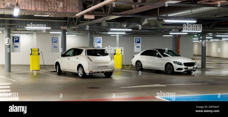 auto elettriche in un parcheggio moderno