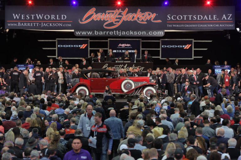 auto in unasta giudiziaria affollata