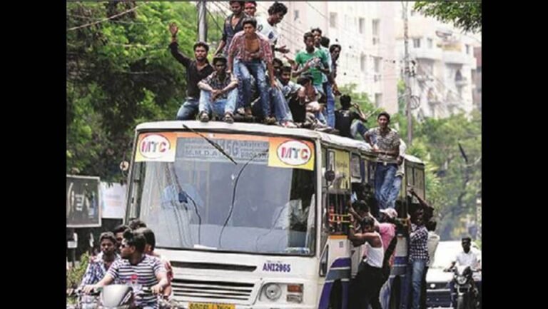 autobus in movimento su una strada affollata