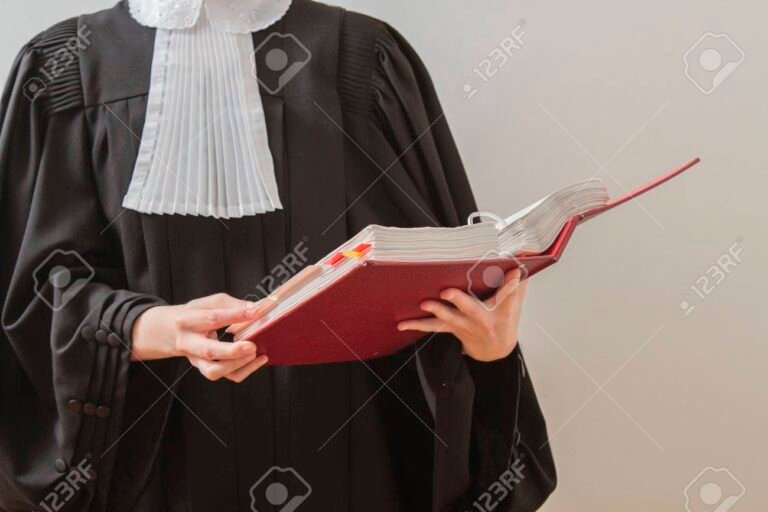 Come posso diventare avvocato penalista in Italia Guida pratica e requisiti 1 avvocato in toga in aula di tribunale