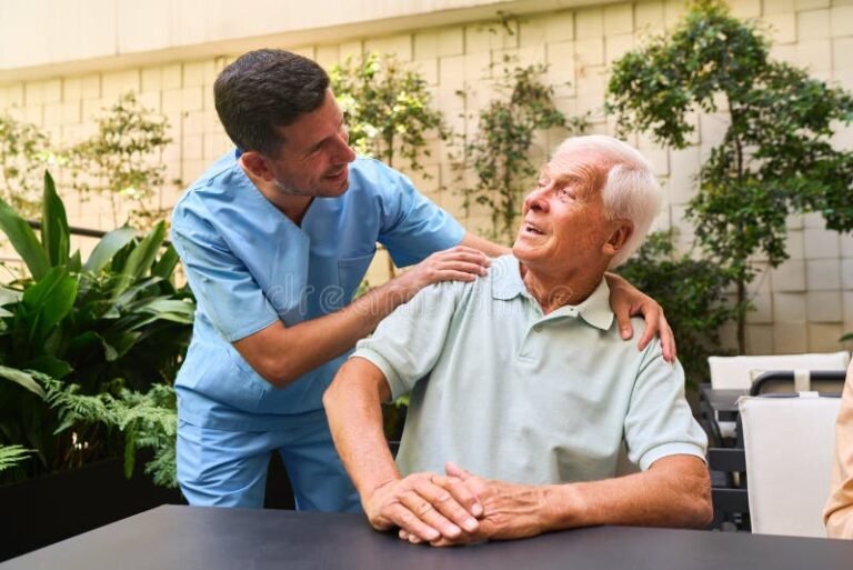 Cosa Deve Fare una Badante in Casa per Offrire un Servizio Eccellente 28 badante che assiste un anziano sorridente