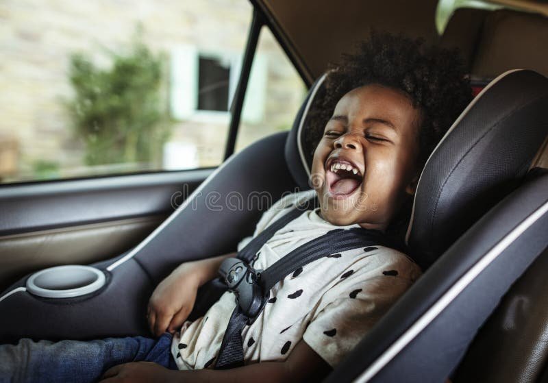 bambino felice in seggiolino auto