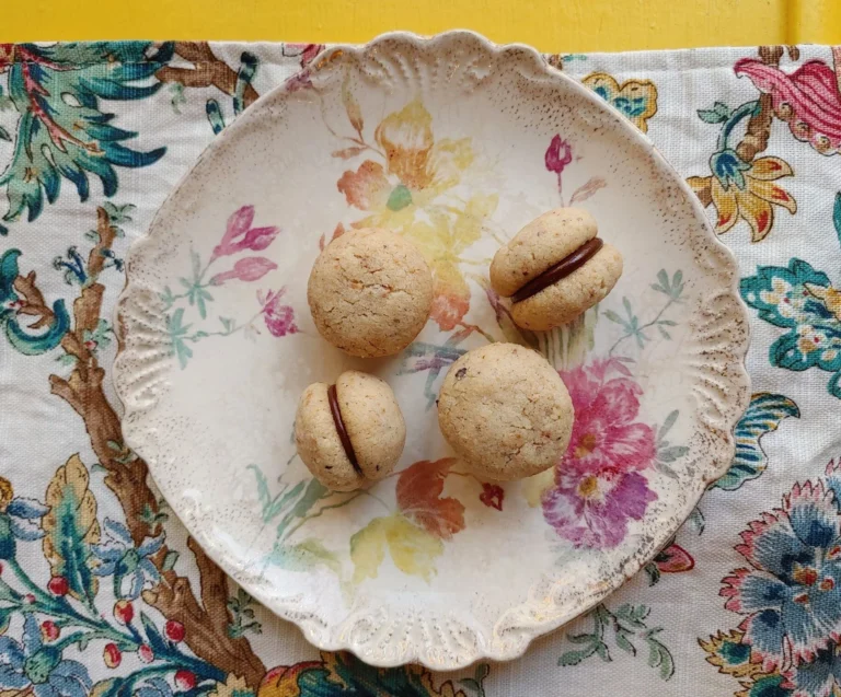 Quali sono le origini e la ricetta dei baci di dama di Torino 6 biscotti baci di dama su un piatto