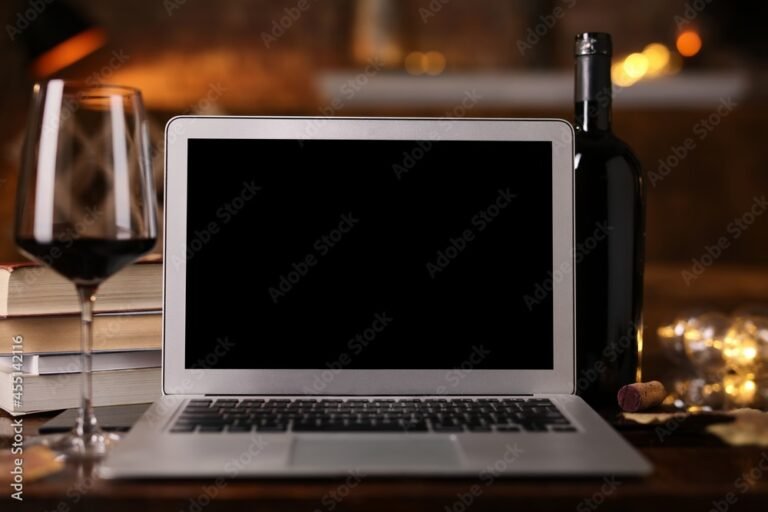 bottiglie di vino con un computer portatile