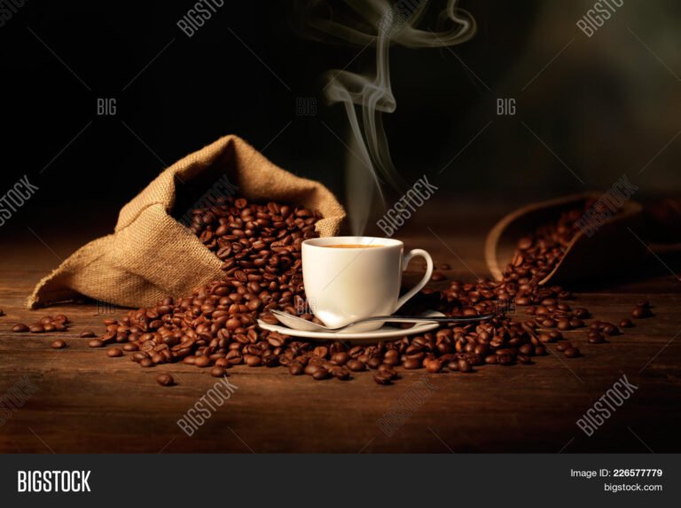 caffe in chicchi e tazzine fumanti