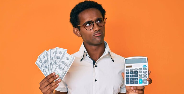 calcolatrice con soldi e grafico in crescita