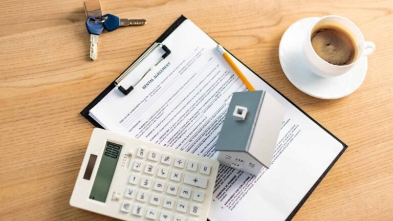 calcolatrice e contratti daffitto su tavolo