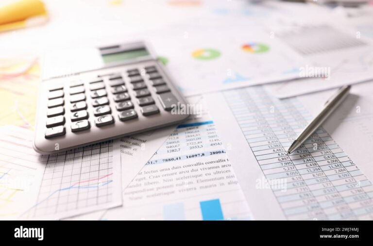 calcolatrice e documenti finanziari su un tavolo