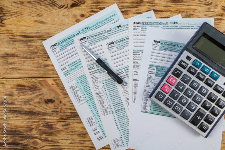 calcolatrice e documenti fiscali su un tavolo