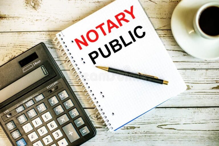 calcolatrice e documenti notarili su un tavolo