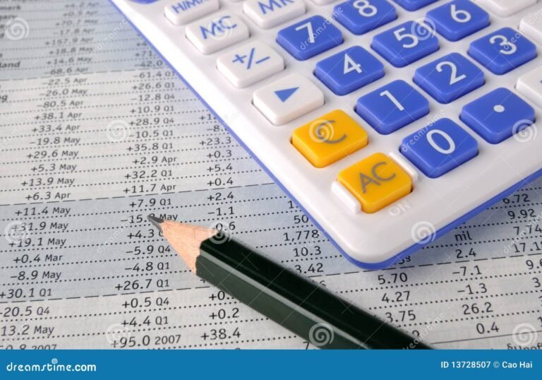 calcolatrice e foglio con numeri scritti