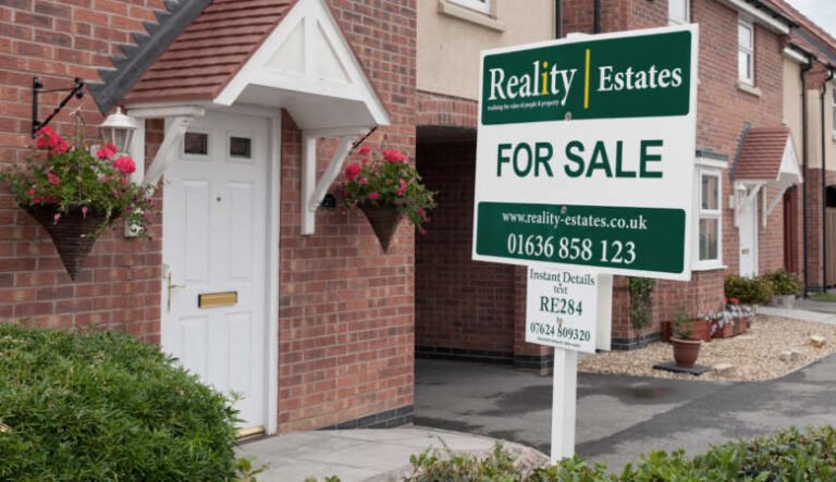 casa con cartello in vendita e valutazione