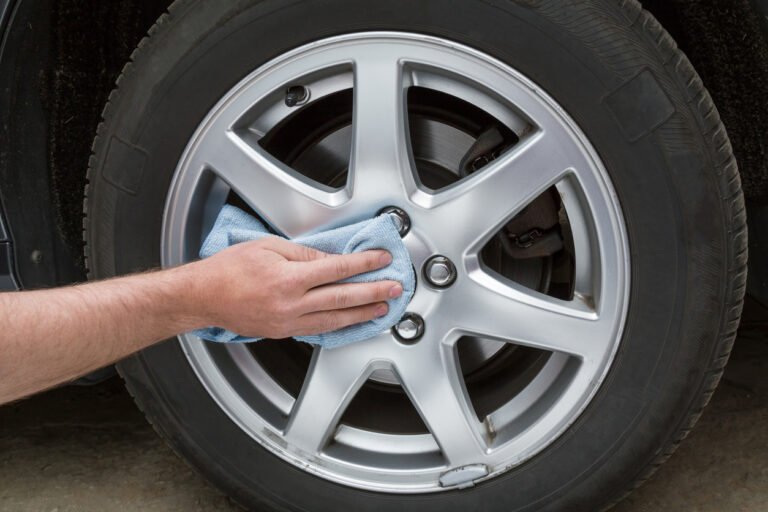 cerchi in lega brillanti e appena lucidati