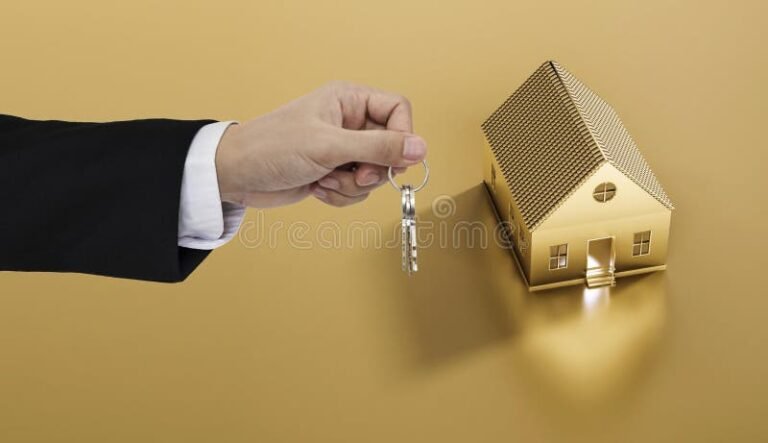 chiave e casa in un contesto urbano