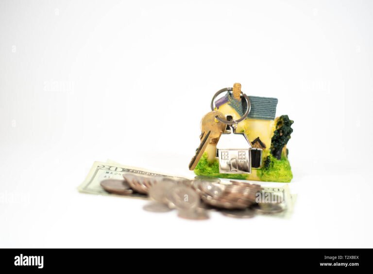 chiavi di casa con monete e fatture