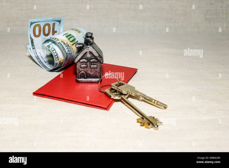 chiavi di casa e monete sul tavolo