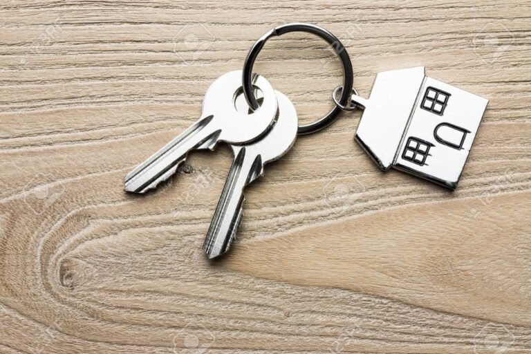 chiavi di casa su un tavolo