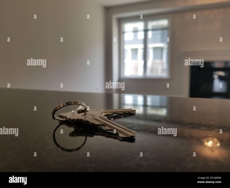 Come posso dare disdetta a un contratto di affitto 14 chiavi di casa su un tavolo vuoto