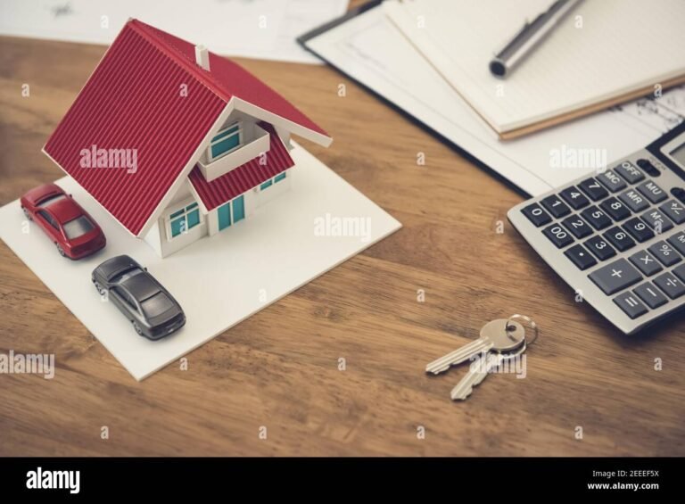 chiavi e casa con cartella fiscale