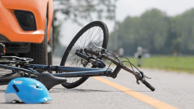 ciclista e automobilista coinvolti in un incidente