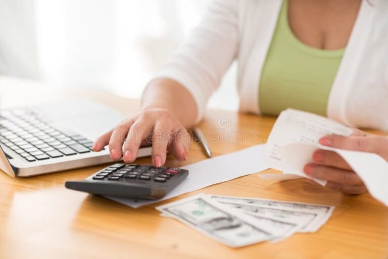 colf che conta monete e documenti