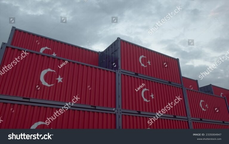 container in porto con bandiera turca