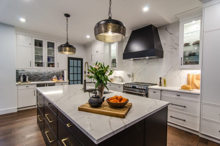 cucina accogliente con tavolo ben apparecchiato