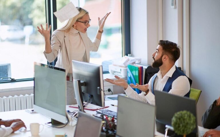 donne e uomini in un ambiente lavorativo