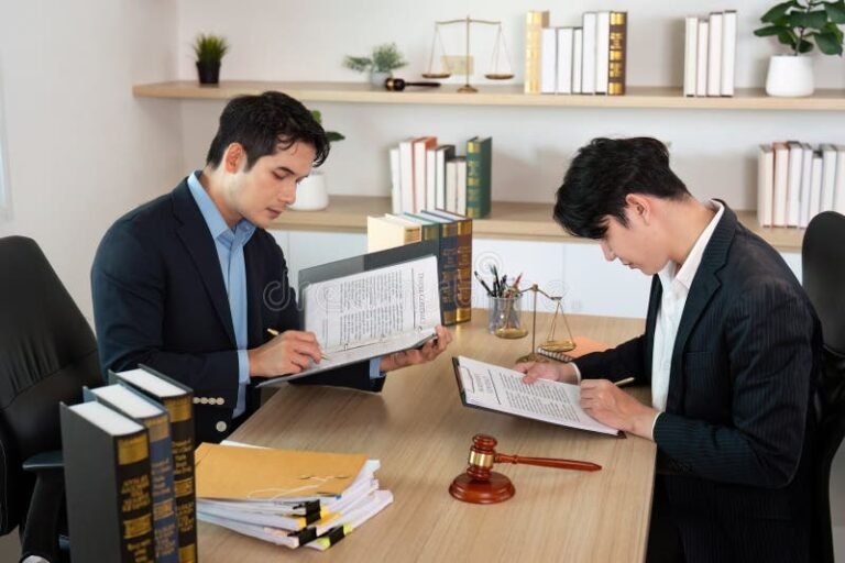 due avvocati in discussione con documenti legali