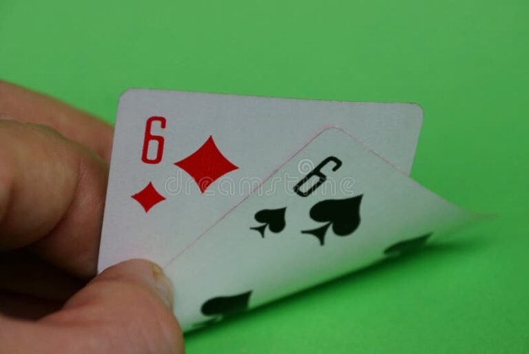 Qual è il metodo delle due carte e come funziona nel gioco 1 due carte da gioco su un tavolo verde