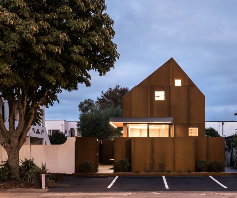 due case affiancate con segni di affitto