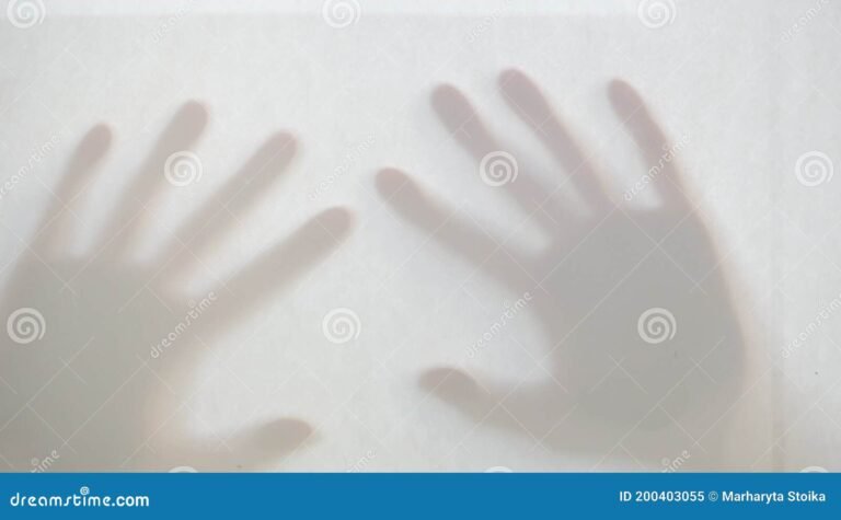 due mani che si allontanano lentamente 1