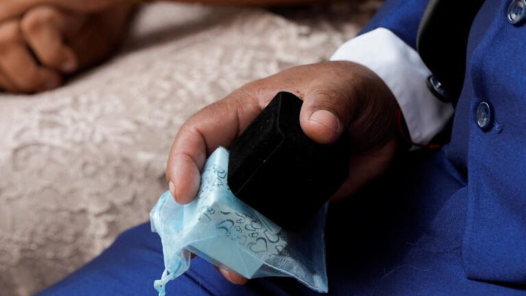 due mani che si stringono su documenti legali