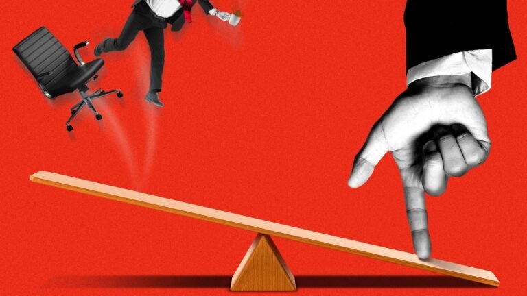 due mani che si stringono su una bilancia