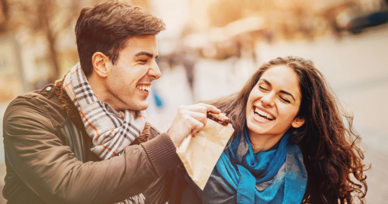 due persone che si sorridono intensamente