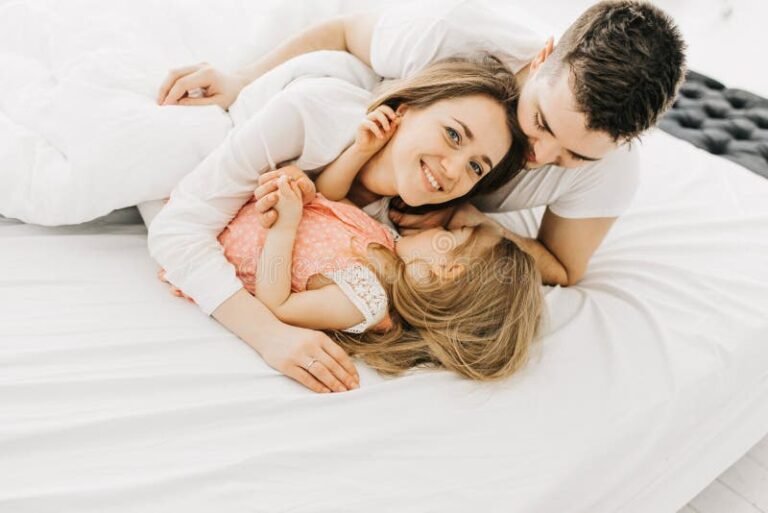 famiglia felice con luce naturale in casa