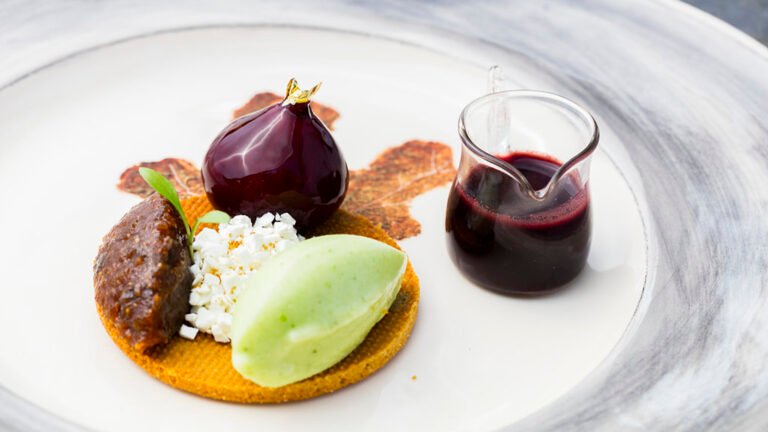 Che cos'è il vin cotto di fichi e come si usa in cucina 5 fichi freschi e vin cotto in un piatto