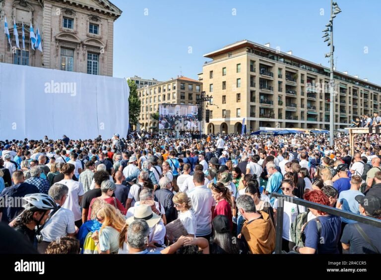 Come posso richiedere i certificati al comune di Milano 59 folla davanti al municipio di milano