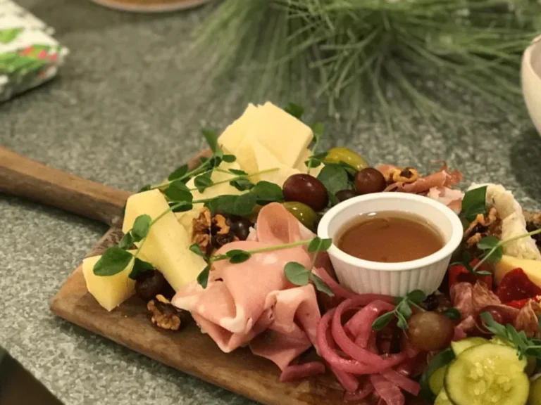 Quali specialità gastronomiche offre la Salumeria Roscioli a Roma 24 formaggi e salumi artigianali su un tagliere