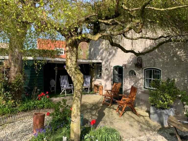 Dove si trova il B&B Via della Piazza e quali servizi offre 15 foto di un accogliente bb con giardino