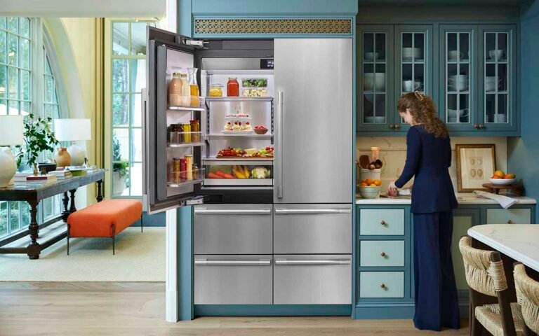 frigo a colonna elegante in cucina moderna