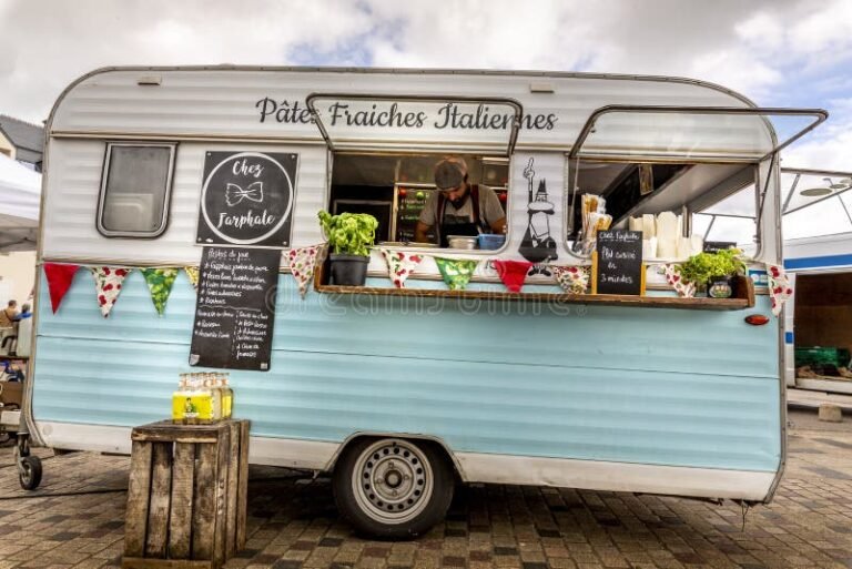 Dove trovare furgoni street food usati a prezzi convenienti 9 furgoni colorati in un mercato di street food