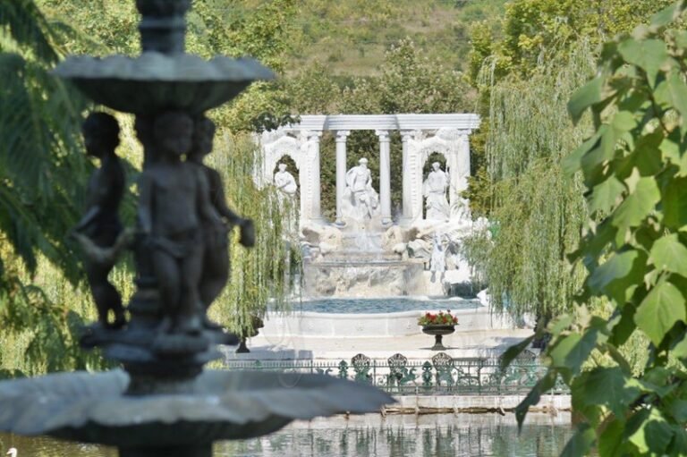 giardino elegante con fontane e statue
