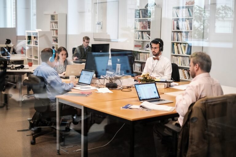 Come funziona il programma Resta al Sud per giovani imprenditori 14 giovani imprenditori che collaborano in un coworking