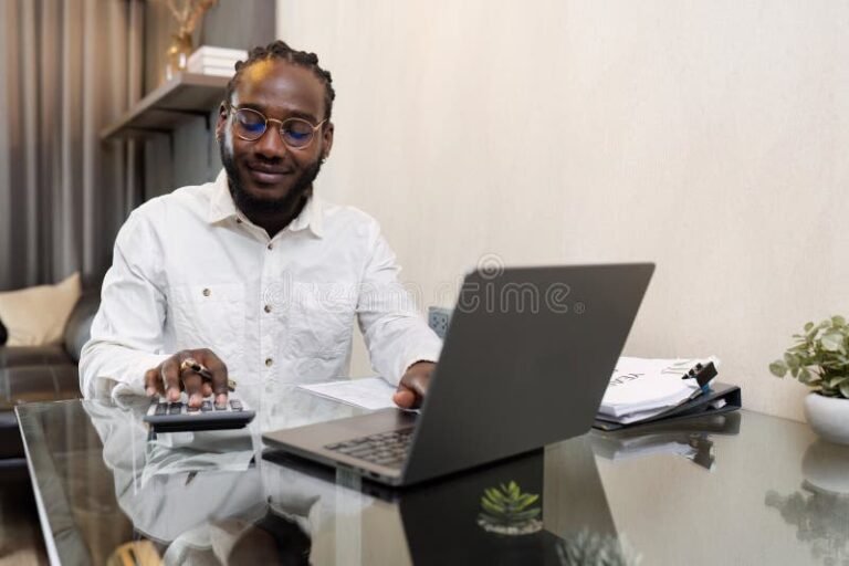 Quali Sono I Lavori Del Futuro E Come Prepararsi Al Loro Arrivo 2 giovani professionisti in un ambiente tecnologico