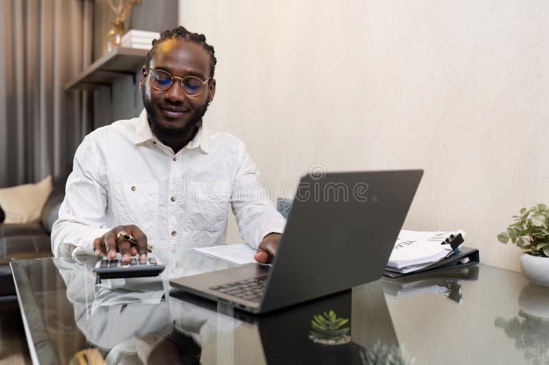 Quali Sono I Lavori Del Futuro E Come Prepararsi Al Loro Arrivo 1 giovani professionisti in un ambiente tecnologico