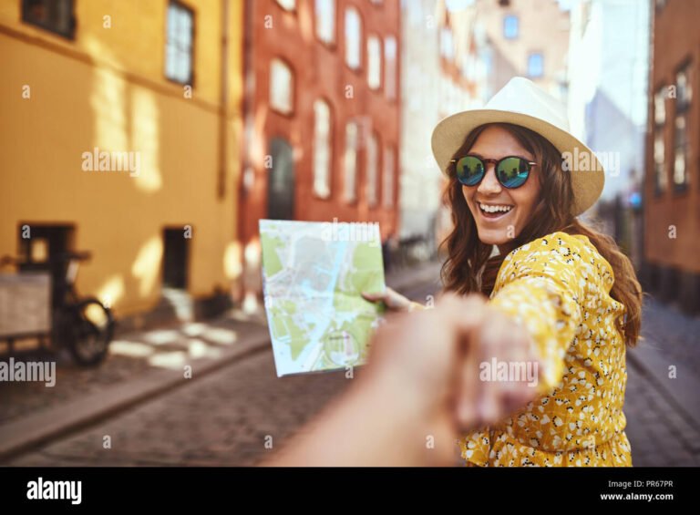 Quali sono i vantaggi offerti dalla Carta Giovani Nazionale Italo 12 giovani sorridenti che esplorano la citta